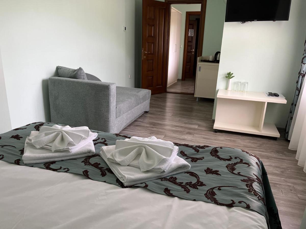 Castelul De Smarald Bed & Breakfast Pangaracior Ngoại thất bức ảnh