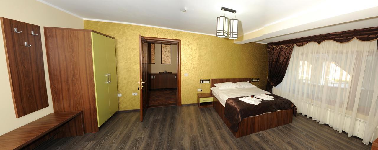 Castelul De Smarald Bed & Breakfast Pangaracior Ngoại thất bức ảnh