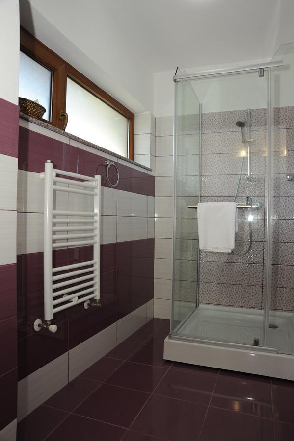 Castelul De Smarald Bed & Breakfast Pangaracior Ngoại thất bức ảnh